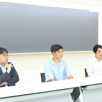 左から、カルペ・ディエム代表取締役 西岡壱誠氏、東京大学理科二類1年 髙角康河さん、駿台 お茶の水校3号館 東大コース学習コーチ 堤政文氏