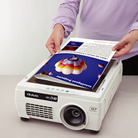 3,500lm・315万画素で鮮やか投影の書画カメラ内蔵プロジェクタ