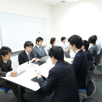 共通テスト問題や大学入試問題、中高一貫校の入試問題、資格試験など、あらゆる問題をリサーチし独自の教材開発に力を注いでいる