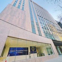 港区芝にある初等部から中高等部が入る建物外観