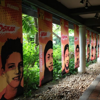 各国代発表者の子供たち、登壇者タペストリー