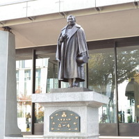 東京経済大学「大倉喜八郎 進一層館」前の銅像。東京経済大学は、1900（明治33）年、明治・大正期の実業界の雄である大倉喜八郎により、 当時の赤坂葵町（現在の東京・虎ノ門「オークラ東京」隣接地）に創立された大倉商業学校を前身としている。大倉喜八郎が設立し経営に腕を振るった企業は多数あり、今日も大成建設、サッポロビール、帝国ホテルなどにその偉業が刻まれる