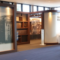 2017年に東京都の歴史的建造物に選定された「大倉喜八郎 進一層館」には、東京経済大学の歩みや大倉喜八郎にまつわる史料展示コーナーがあるほか、約320人を収容できる多目的ホール、学生の資格取得支援を行うキャリア・サポートコース（CSC）の専用研修室等が設置されている