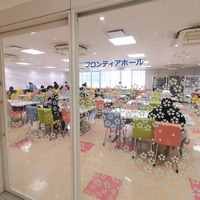 駿台 大宮校の最上階「フロンティアホール」で、勉強の合間にひと息つく学生たち