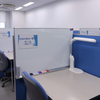 ホワイトボード付きのブースが並ぶmanabo・音読ルーム