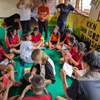 過去開催時、子供たちと折紙で交流