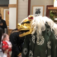 獅子舞が練り歩く