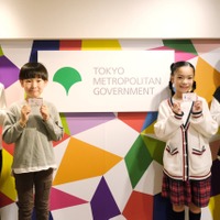 チャレンジカードを手に持つ子供たち