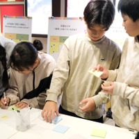 自分の意見を付箋に書く子供たち