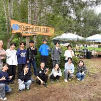 看板前での記念撮影