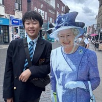 立教英国学院でのアウティング（校外学習）で、エリザベス女王のパネルと撮影