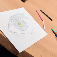 普段なかなかのぞき込むことのない「瞳」。じっくりと見ることで、さまざまな色が見えてくる