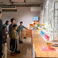 壁一面に並んだカラフルな実験器具は圧巻