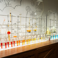 本格的な実験器具を展示している