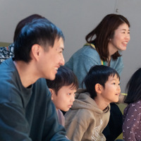 サイエンスショーでは、いつの間にか大人も真剣＆大笑い