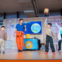 お友達と一緒に、科学者見習いとしてステージに登壇。ボールの入ったバケツをぐるぐる！