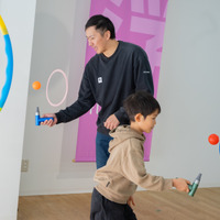 ピンポン玉運びレース。あれ？大人の方が真剣になってない？