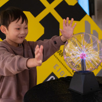 手をかざすと、光がビビビッ！