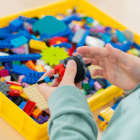 回転し続けられるコマづくり。ひとりで黙々と試行錯誤を重ねるも良し。