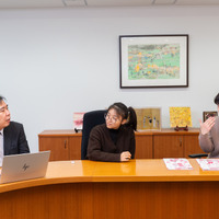 左から山川出版社販売促進部課長の田村裕氏、東京大学2年生の牛島侑さん、伊藤健太さん