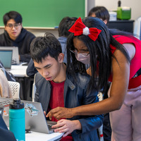 取材した日はクリスマスイベントがあり、てっきりこの女性も学生だと思っていたら、ラーニングメンターの1人だった。