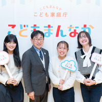 南九州大学 人間発達学部 子ども教育学科 学部長 教授 宮内孝氏と子育て環境支援に取り組む「チームくれよん」の学生たち（右から、清水さん、橋口さん、宮内氏、押川さん）