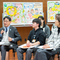 右から、NPO法人じっくらあと理事長 小浦詩氏、一般社団法人JUNTOS代表理事 吉村迅翔氏、南九州大学 人間発達学部 子ども教育学科 学部長 教授 宮内孝氏