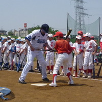 横浜DeNA ベイスターズ選手の指導を受ける野球少年