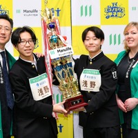 優勝した神奈川代表の浅野高校の２人（中央）