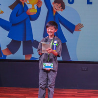 卒業式で英語でのスピーチに挑戦する子供のようす