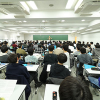 駿台から合格者へ贈る “最後の授業”に今年も多くの生徒が集まった