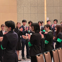 合格者を出迎える東進出身の東大生スタッフ