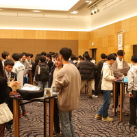 会場各所で歓談の輪が広がり、合格者同士も親交を深めていた