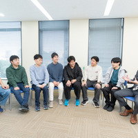 インタビューに応じてくれた7名と本郷校校舎長の功刀亮氏（右端）