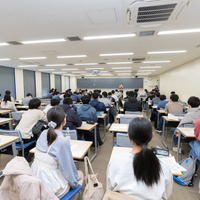 3月10日東大合格発表日、河合塾本郷校には多くの合格者が集い喜びを分かちあった