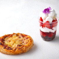 サクサクピッツァパイ（左）、いちごのふわふわパフェ（右）