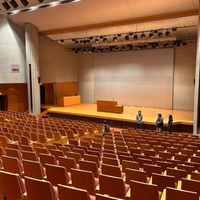 現役の東洋大生と一緒に大きな講堂などキャンパス内を探検