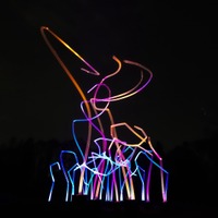 チームラボ「風と共に踊る柱群」　(c) チームラボ