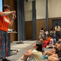 グローバル教育担当松本スタッフ（左）と子供たち（2025年中野区対面会場）(c)WorldVision