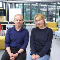 三田国際科学学園ジャスティン・ブラワー先生と卒業生の洲﨑詩さん