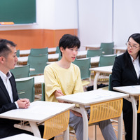左から、駿台予備学校 京都駅前校責任者 脇田修平氏、京都大学工学部理工化学科 1年生 道端大也さん、京都南校責任者 平沼弓賀氏