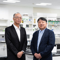 大和大学理工学部特任教授の垣内喜代三教授と理工学部長の上村佳永教授