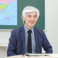 高校1年生学年主任で国語科教諭の伊藤悟史先生
