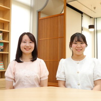 左から、ななさん（明海大学 ホスピタリティ・ツーリズム学部 観光専攻 4年生）とみくさん（明海大学 ホスピタリティ・ツーリズム学部 観光専攻 3年生）