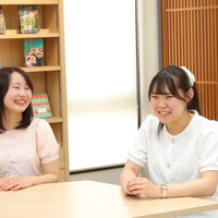 左から、ななさん（明海大学 ホスピタリティ・ツーリズム学部 観光専攻 4年生）とみくさん（明海大学 ホスピタリティ・ツーリズム学部 観光専攻 3年生）