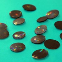光の反射で虹色に輝くチョコレート