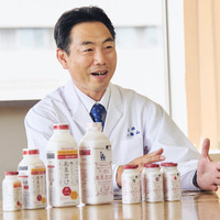 「凝縮されたブドウ糖、必須アミノ酸、麹菌が作るビタミンB群。体に必要なものが揃うのが“飲む点滴”と言われるゆえん」八海醸造 取締役 製造本部長 倉橋敦さん（通称「あまさけ博士」）