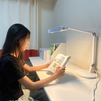 夜の学習や、寝る前の読書時間は「暖色系の明かり」に変えて落ち着く時間に