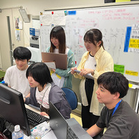 コマンドを作成する松浦研究室の学生たち
