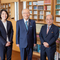 東京私立中学高等学校協会・会長の近藤彰郎先生（中央）と、神奈川県私立中学高等学校協会・理事長の工藤誠一先生（右）、日能研副社長の茂呂真理子氏（左）